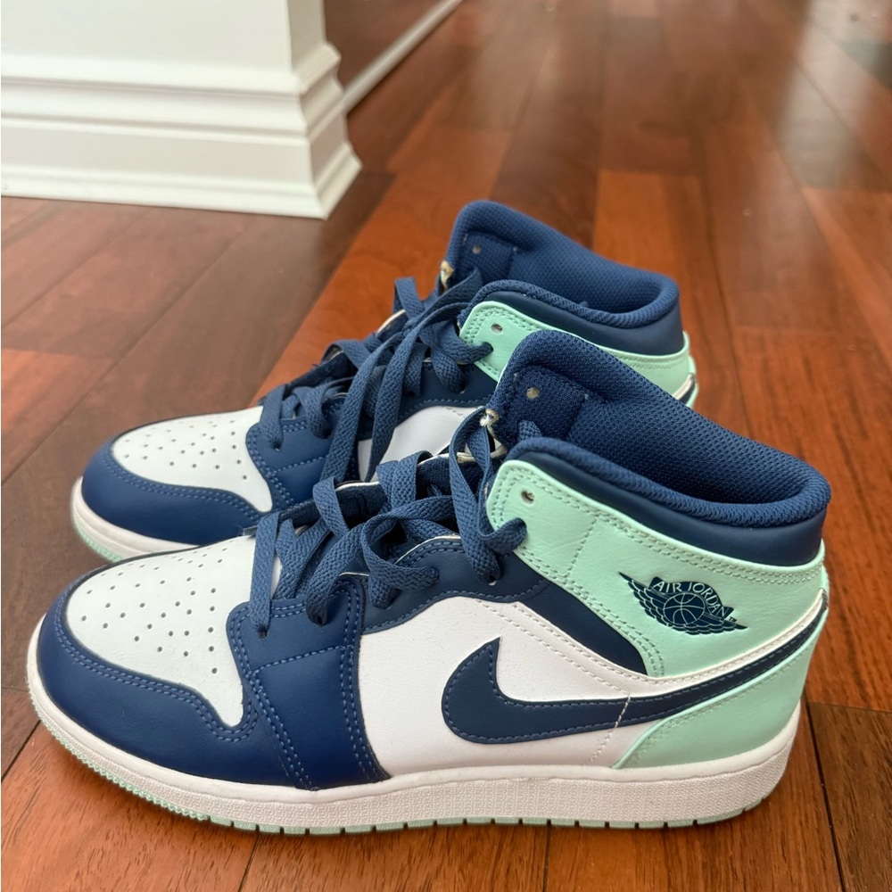 Nike Blue and Green Sneakers Mid-Top Style